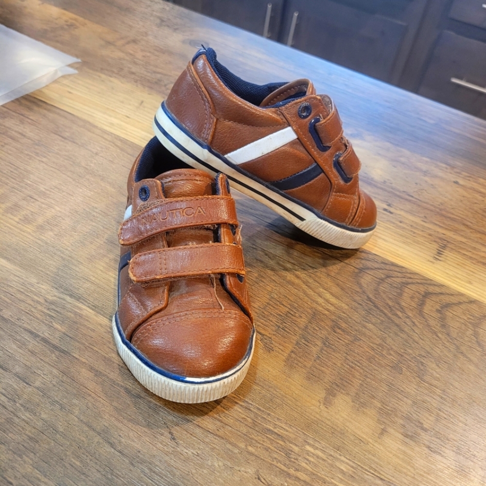 Boys shoes sz 8